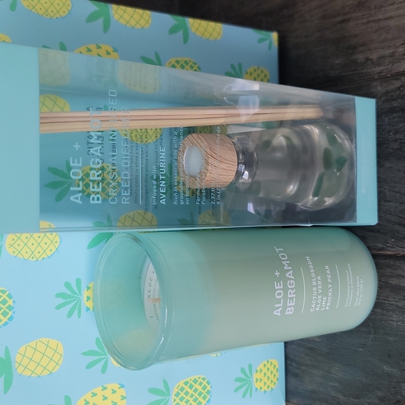 Sold - Aloe & Bergamont Candle & Reed Diffuser Set - Picture 3 of 4